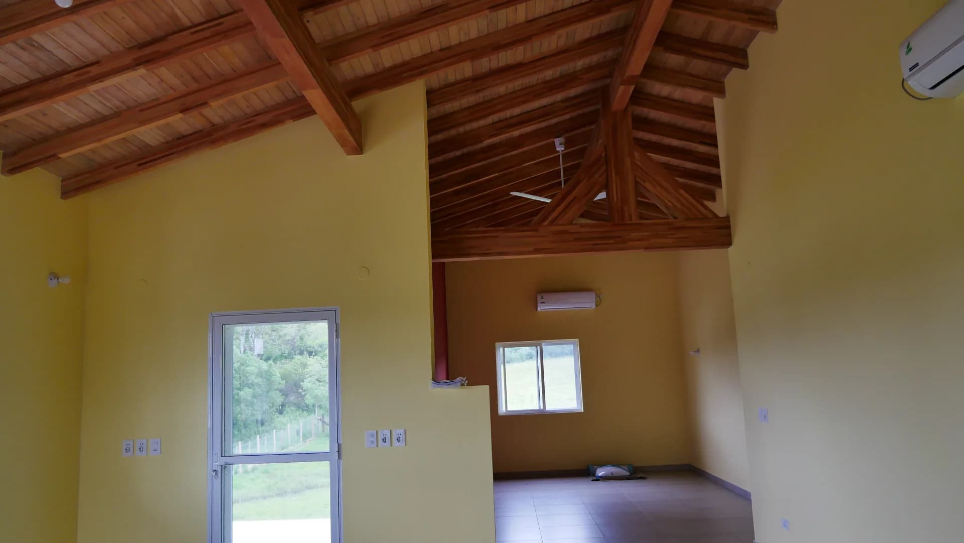 Hochwertiger Innenausbau mit Holzbalkendecke